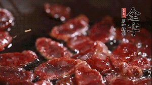 鍋中油7成熱時(shí)，香腸片翻炒均勻，然后依順序加胡蘿卜絲、小青菜、面條。