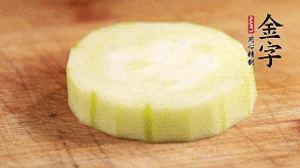 將香腸片鋪到絲瓜圈上。