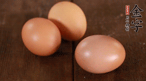 雞蛋加鹽打散1分鐘。