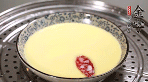 將香腸片均勻鋪上，繼續(xù)蒸6分鐘。