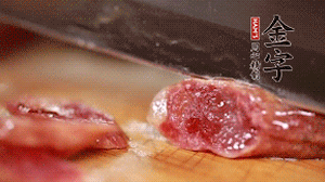 金字香腸蒸或煮至7成熟，切成片備用。