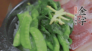 燜好的米飯開蓋，放入菜心、荷蘭豆，澆上調(diào)味汁拌勻。