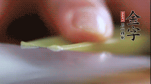 西芹改刀切成菱形。