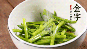 將調(diào)料放入準(zhǔn)備好的食材中，攪拌均勻。