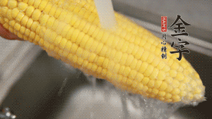 蓮藕切塊、玉米切段、荸薺削皮。