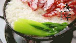 5分鐘后，在鍋邊用勺子淋一圈少少的油。打雞蛋，放青菜，把調(diào)好的醬汁倒入。（在米飯周圍用小勺沿著鍋邊淋上一圈油，是為了吃到地道的鍋巴。這個(gè)過(guò)程可以稍微轉(zhuǎn)動(dòng)下鍋，使四壁受熱均勻。）