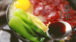 小火繼續(xù)燜，聞到米飯焦香關(guān)火繼續(xù)燜2分鐘。（微微的火力讓米飯和香腸融為一體，滋味互相滲透，又不至于讓米飯成熟太快而導(dǎo)致煳底。）