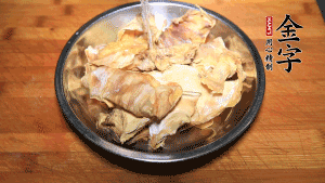 筍干冷水泡發(fā)至軟，切成小段，生姜切成片備用。