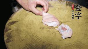 新鮮豬蹄切成塊狀，冷水入鍋，加姜片、黃酒汆燙3分鐘，出鍋后洗凈。（要先將豬蹄的蹄甲和毛處理干凈，如果有毛扎扎的感覺，非常影響口感。大火燒開后，撇去血沫，要多撇幾遍至干凈，這樣才可使湯色更鮮亮、清淡不油膩。）