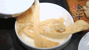 竹蓀淡鹽水泡發(fā)后，剪去菌蓋頭（封閉的一端），切成小段。生姜切片，蔥切段備用。