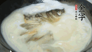 然后加竹蓀段、姜片、枸杞、火腿片，以少量鹽、黃酒調(diào)味，大火燉煮10分鐘。