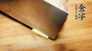 將雞、生姜片、火腿片放入砂鍋中，注入清水淹沒雞身。（燉湯最適宜冷水下鍋，隨著水溫的慢慢升高，原料會(huì)充分釋放出營(yíng)養(yǎng)。）