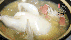 煮沸時(shí)加入蟲草花、香菇、紅棗，以料酒調(diào)味繼續(xù)小火燉煮1小時(shí)左右。