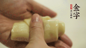 【包月餅】1．面劑兩頭向中間捏緊， 把光滑一面向下，按扁后搟成圓形面皮。餡料放在面皮中心，把餡料包緊，捏緊收口。