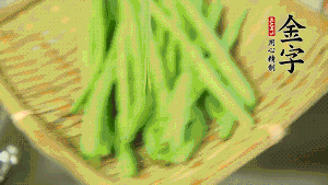 挑選脆嫩的四季豆，清洗干凈后，去掉兩端的頭和兩側(cè)的老筋，從中間掰成兩段。