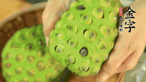 從蓮蓬中取出新鮮蓮子，剝?nèi)ネ鈿ず?，再小心剝?nèi)グ咨∧ぁ＃▌兊舭咨∧さ纳徸涌诟猩蠒?huì)更嫩，入口更顯清甜）