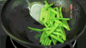 鍋中倒油，油溫7成熱時(shí)，放入四季豆煸炒至變色，然后放入香腸均勻翻炒，加少許清水燜煮1分鐘。