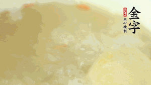 然后再放紅棗、枸杞，調(diào)和湯品味道，小火燉煮1小時(shí)。