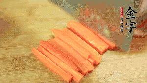 洋蔥、青椒、胡蘿卜切成粒備用。