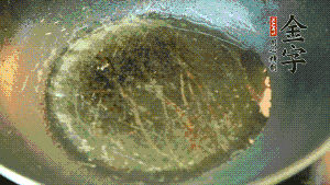 熱油起鍋，依次放入胡蘿卜粒、青椒粒、洋蔥粒煸炒均勻。