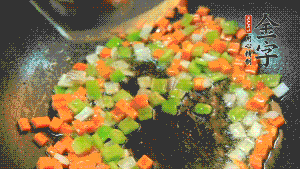 以耗油、料酒調(diào)味，加適量清水燜煮。