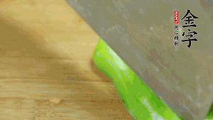 大蒜切成小段，青椒去籽滾刀切成塊。