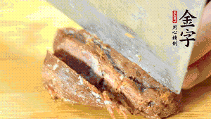 金字鹵牛肉切成小塊備用。