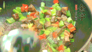 熱油起鍋，依次加入青椒塊、牛肉、大蒜煸炒均勻。