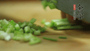 小蔥切成蔥花。