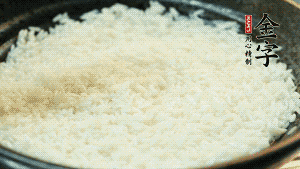 浸泡后的大米加入2湯匙生抽、1湯匙老抽調(diào)味。