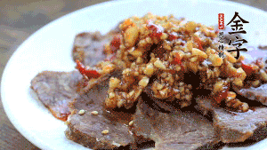 最后把醬汁淋到牛肉上即可，撒上芝麻、香菜。也可以把牛肉和醬汁攪拌均勻，讓牛肉與醬汁更加入味。