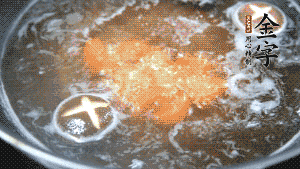 將烏冬面放入調(diào)好味的面湯中一起煮熟。（選擇烏冬面的原因，第一是因?yàn)椴锁B也能很好地做出成品，而不用擔(dān)心會(huì)糊鍋或者黏在一起；第二是因?yàn)榘咨拿鏃l，在夏天看起來更有食欲。）