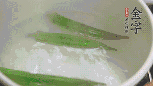 在煮面湯時(shí)，就可以做其他步驟了。比如把秋葵汆水，橫切成星星造型；雞蛋煮熟，切成兩半；黃瓜切成絲。