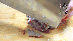 金字鹵牛肉打開包裝，把牛肉切成片狀。（眼見為實(shí)，用一整塊牛肉鹵制的鹵牛肉哦，牛肉的香氣感覺撲鼻而來有木有?。。。?>
					</div>
					<span>步驟 6/7</span>
					<p>金字鹵牛肉打開包裝，把牛肉切成片狀。（眼見為實(shí)，用一整塊牛肉鹵制的鹵牛肉哦，牛肉的香氣感覺撲鼻而來有木有！?。。?/p>
				</li><li>
					<div   id=