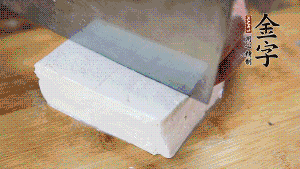 豆腐切成小塊，臘肉切成薄片，辣椒切成小圈。