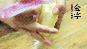 將食材洗凈，茄子、土豆切滾刀塊。