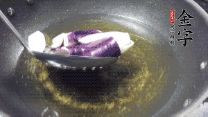 鍋中倒油燒至七成熱，將土豆炸至金黃，茄子炸軟，青椒塊略炸，然后撈出瀝油備用。