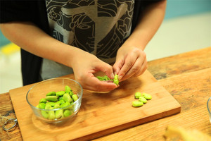 蠶豆剝除外殼，剩下嫩嫩的蠶豆。