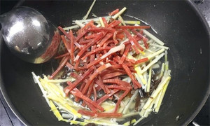 火腿絲、筍絲、黑木耳絲汆水后，瀝干。