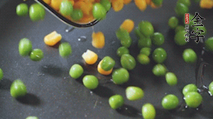 鍋7成熱時，下豌豆、玉米翻炒，再依次放醬肉、洋蔥碎、木耳碎。