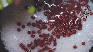 將炒好的食材和大米、紅豆一起放進電飯鍋煮。