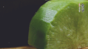 青蘿卜去皮切小塊。