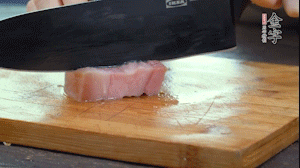 【餡料】1.金字淡咸肉加姜片料酒焯水，春筍焯水后切成小丁。