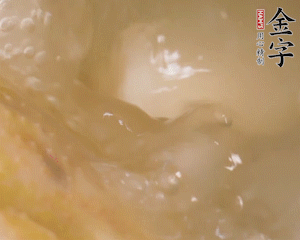 沸騰后撈出蔥結(jié)，小火燉45分鐘，加山藥再燉15分鐘。