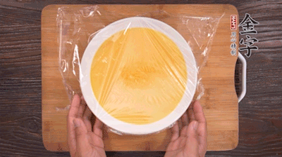 去除雞蛋液浮沫后，沸水上鍋蒸6分鐘。