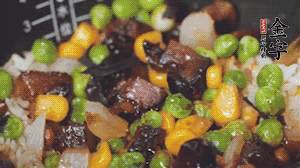 出鍋前加蠔油、生抽調(diào)味，撒點熟白芝麻即可。