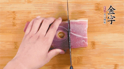 金字火腿切片，老豆腐切成塊，海鮮菇洗凈。