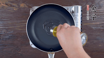 魚(yú)頭對(duì)開(kāi)，洗凈瀝干。鍋中加油，把魚(yú)頭兩面煎至金黃色，期間加蔥姜，每面約需時(shí)2-3分鐘。