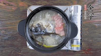 放豆腐、海鮮菇繼續(xù)中小火煮5分鐘。