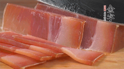 金字火腿切片，溫水浸泡5分鐘。